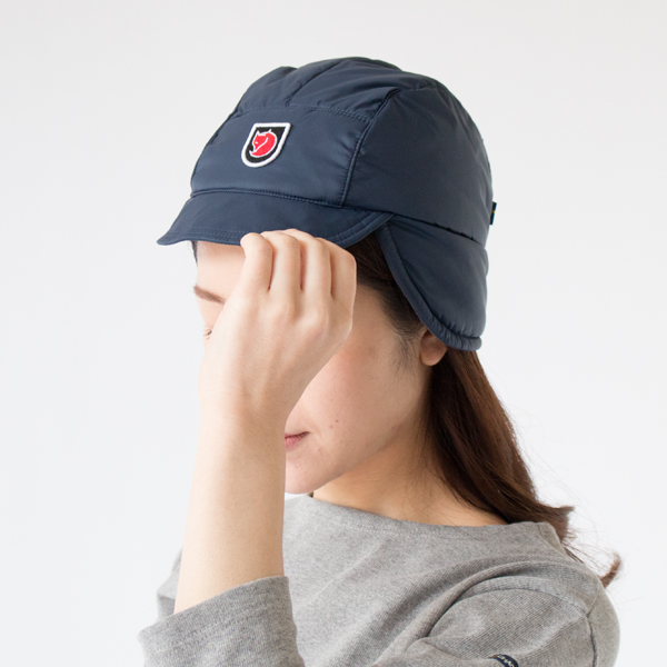 正面には少しレトロな雰囲気のロゴが入っています