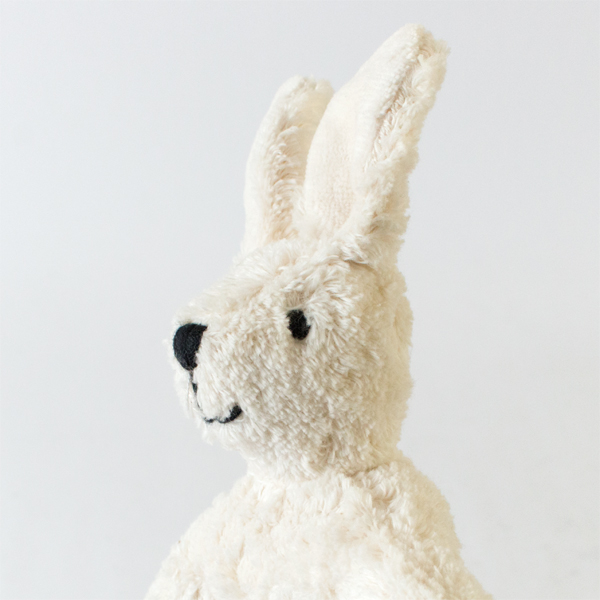 ぴんと立った長い耳ににっこり微笑むうさぎ(WHITE)