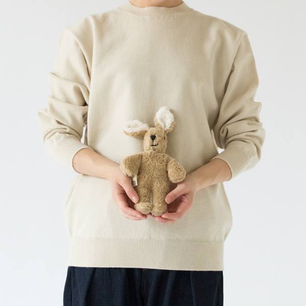 小さな赤ちゃんでも握りやすいサイズです( BEIGE)
