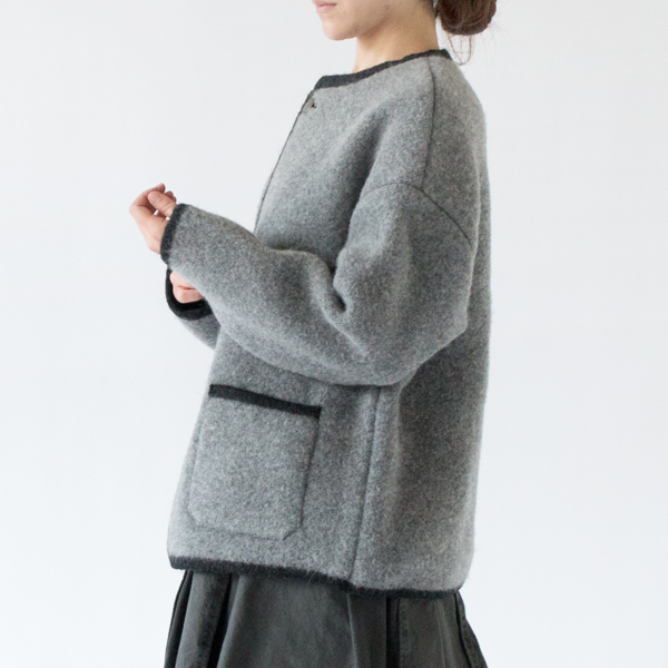 ストレッチ性もあります(GREY/BLACK、身長162cm)