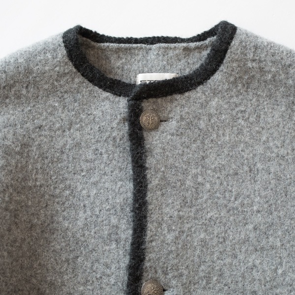 丸首型のノーカラージャケット(GREY/BLACK)