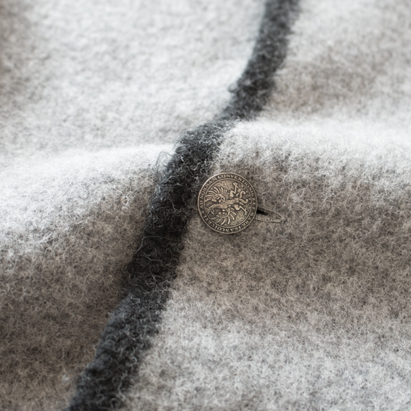 温かく柔軟で色落ちや型崩れにも強い縮絨ウール(GREY/BLACK)