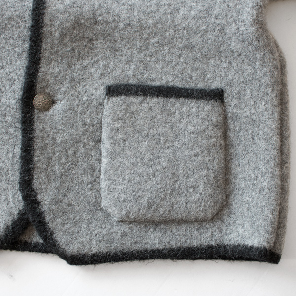 パイピングがアクセントに(GREY/BLACK)