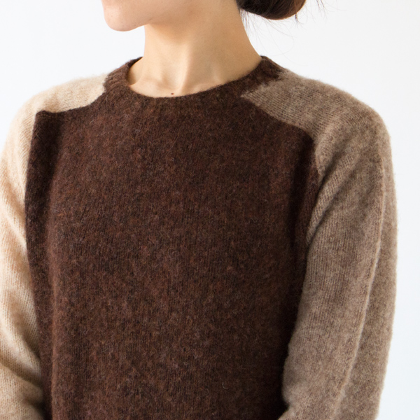 三色の配色がアクセントになった一着(COFFEE TUSK NUTMEG) 三色の配色がアクセントになった一着(COFFEE TUSK NUTMEG)