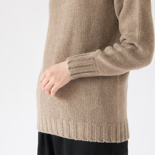 袖と裾のリブが体に自然とフィットします 袖と裾のリブが体に自然とフィットします
