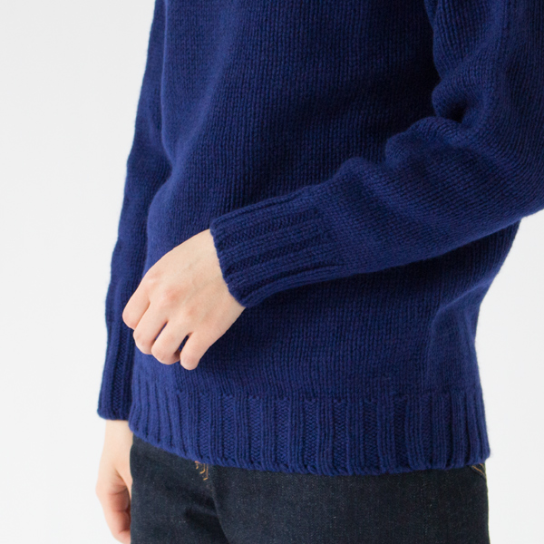 袖と裾のリブが体に自然とフィットします 袖と裾のリブが体に自然とフィットします