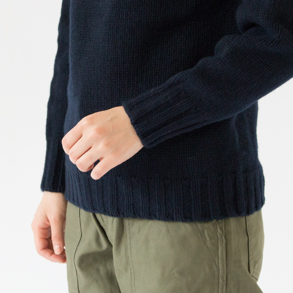 袖と裾のリブが体に自然とフィットします 袖と裾のリブが体に自然とフィットします