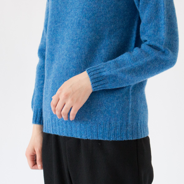 袖と裾のリブが体に自然とフィットします 袖と裾のリブが体に自然とフィットします