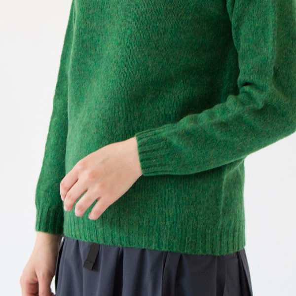 袖と裾のリブが体に自然とフィットします 袖と裾のリブが体に自然とフィットします