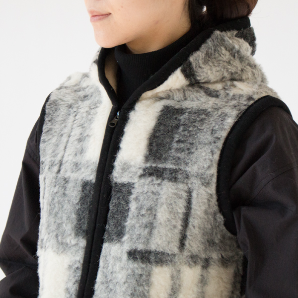 BROWN CHECKとBLACK CHECKはポケットはフードつき