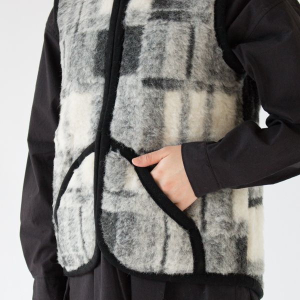 BROWN CHECKとBLACK CHECKはポケットがこのようについています