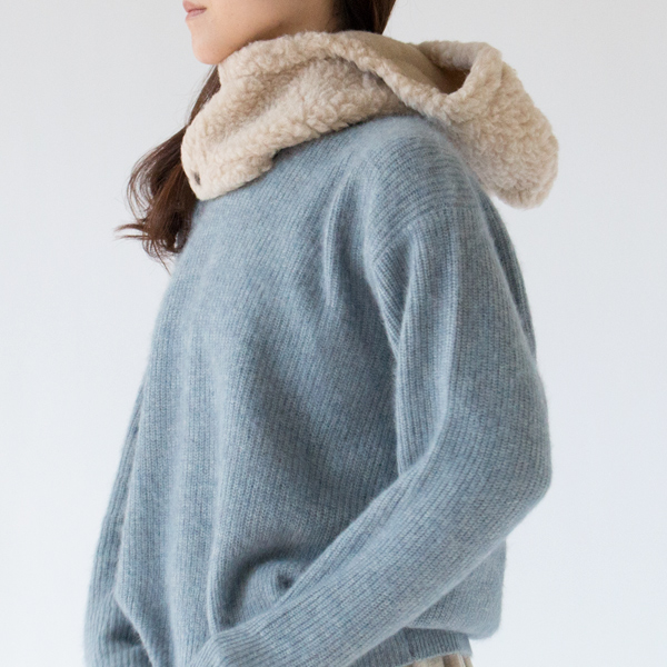 マフラーのように首元の防寒にも(BEIGE)