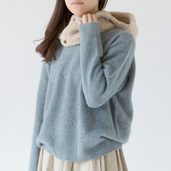 マフラーのように首元の防寒にも(BEIGE)