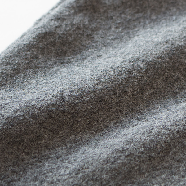 ふっくらとした質感の圧縮ウール(GREY)