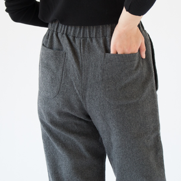 ミリタリーテイストのパッチポケットがポイントに(GREY)