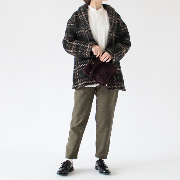 アウターの丈感も選びません(KHAKI、身長162cm)