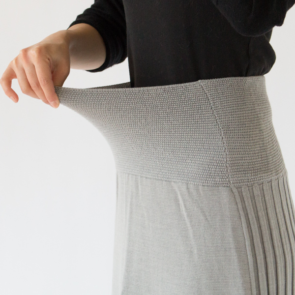 伸縮性がたっぷりで、ウエスト120cmまで入ります(LIGHT GREY・身長162cm)