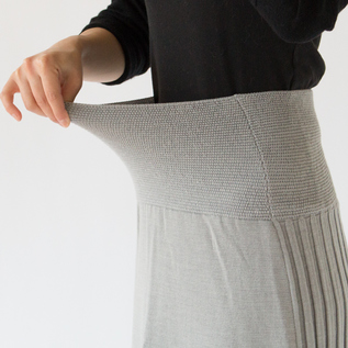 伸縮性がたっぷりで、ウエスト120cmまで入ります(LIGHT GREY・身長162cm) 伸縮性がたっぷりで、ウエスト120cmまで入ります(LIGHT GREY・身長162cm)