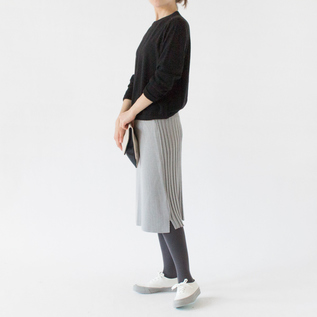 腰回り、ふとももを温め冷えから守ってくれます(LIGHT GREY・身長162cm) 腰回り、ふとももを温め冷えから守ってくれます(LIGHT GREY・身長162cm)