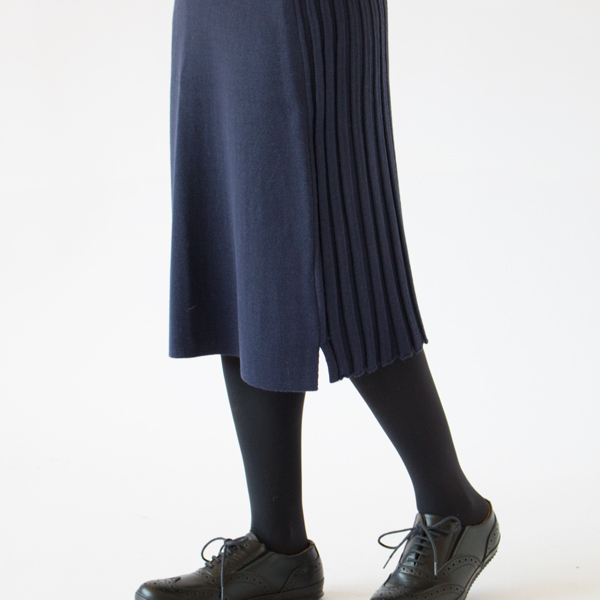 スリットがあるので足さばきが良いです(NAVY・身長162cm)