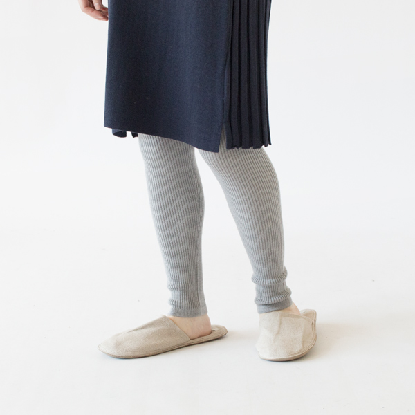 縫い代がなく、履き心地のよいニットレギンス(LIGHT GREY・身長162cm)