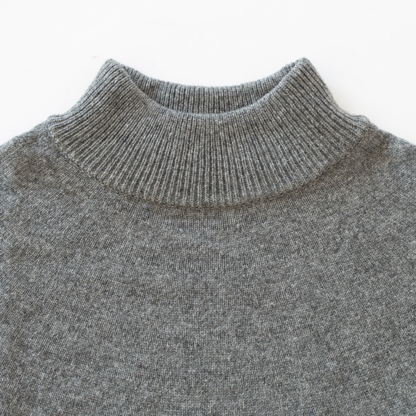 ハイネックなので首元までぽかぽかです(GREY)