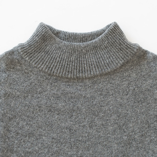 ハイネックなので首元までぽかぽかです(GREY) ハイネックなので首元までぽかぽかです(GREY)