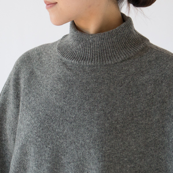 肩と首元を冷えから守ってくれます(GREY・身長162cm)