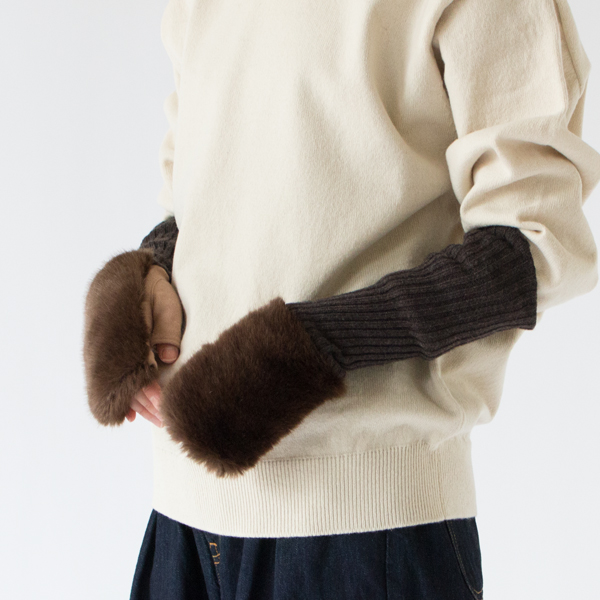 腕まですっぽりと覆える長さです(別注 BROWN) 腕まですっぽりと覆える長さです(別注 BROWN)