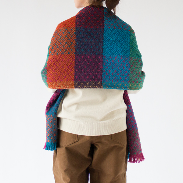 様々な色が混ぜ込まれています(TARA RED REV)