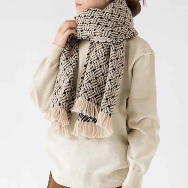 首元に巻けばボリュームのあるシルエットに(TARA NERO LT BEIGE)