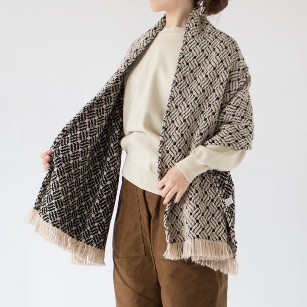 ショールのように羽織っても◎(TARA NERO LT BEIGE)