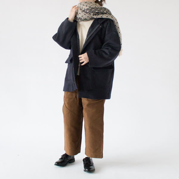 落ち着きのある色柄のストール(TARA NERO LT BEIGE)