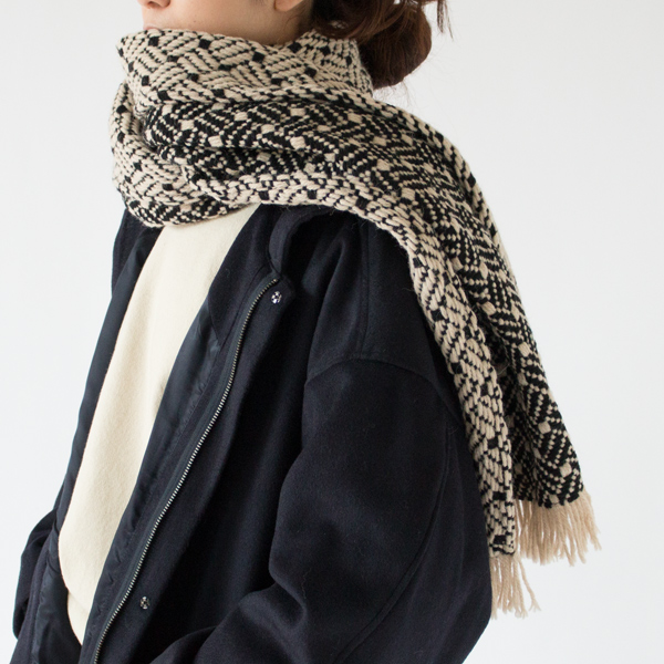 裏側を見せるように巻けばまた違った雰囲気に(TARA NERO LT BEIGE)