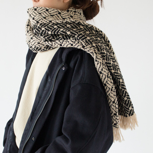 裏側を見せるように巻けばまた違った雰囲気に(TARA NERO LT BEIGE) 裏側を見せるように巻けばまた違った雰囲気に(TARA NERO LT BEIGE)