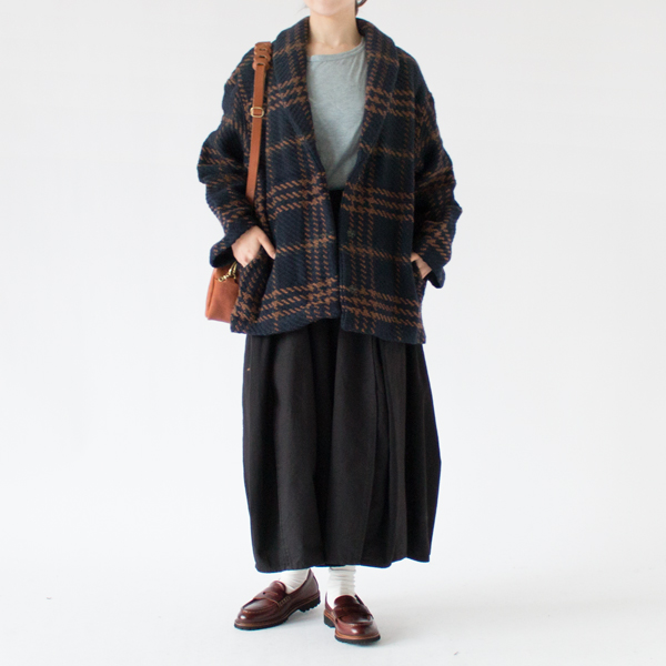 ニット素材ながら品の良さも感じるジャケット(TUAM NAVY COPPER、身長162cm) ニット素材ながら品の良さも感じるジャケット(TUAM NAVY COPPER、身長162cm)