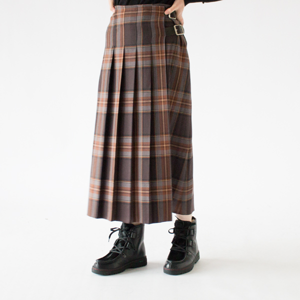 防寒グッズとしてだけではなく、スカートに合わせたカジュアルな服装にもお使いいただけます(身長162cm)