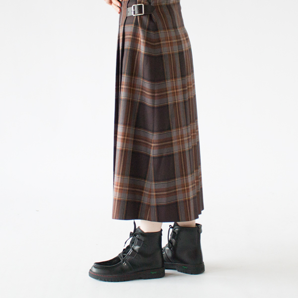 防寒グッズとしてだけではなく、スカートに合わせたカジュアルな服装にもお使いいただけます(身長162cm)