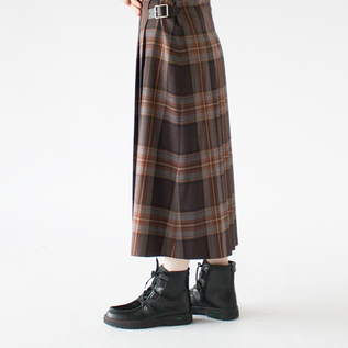 防寒グッズとしてだけではなく、スカートに合わせたカジュアルな服装にもお使いいただけます(身長162cm) 防寒グッズとしてだけではなく、スカートに合わせたカジュアルな服装にもお使いいただけます(身長162cm)