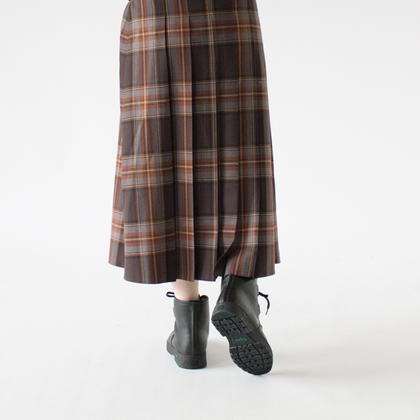 防寒グッズとしてだけではなく、スカートに合わせたカジュアルな服装にもお使いいただけます(身長162cm)