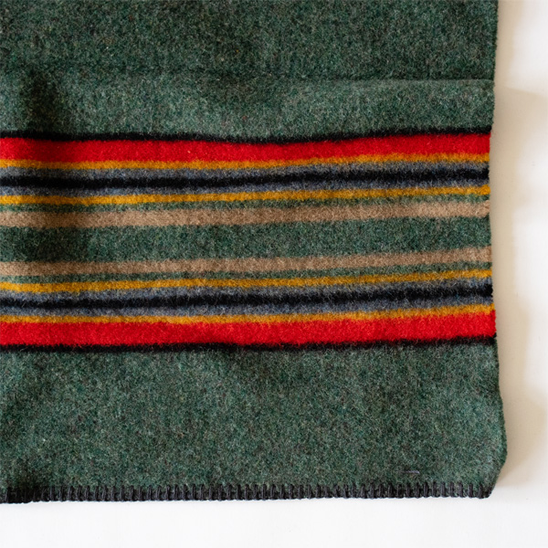 アクセントカラーの赤色(GREEN HEATHER)