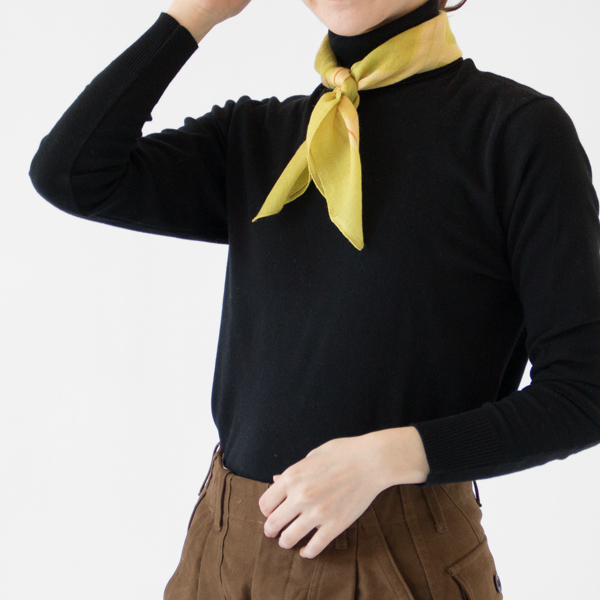 首元に華を添えるくれます(JOURNEY OF THE SCARF pistachino)