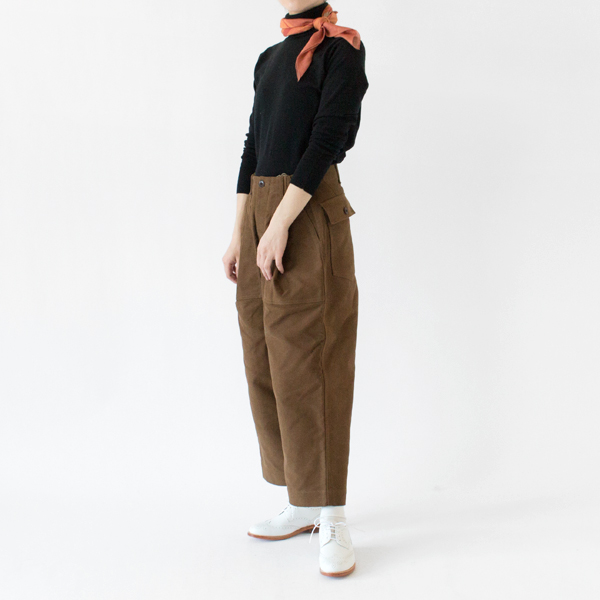 秋冬の装いのアクセントカラーとして(身長162cm・JOURNEY OF THE SCARF teracotta)