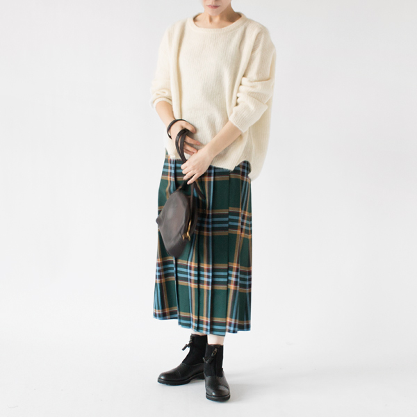 スカートと合わせると甘い雰囲気に(WHITE、身長162cm) スカートと合わせると甘い雰囲気に(WHITE、身長162cm)