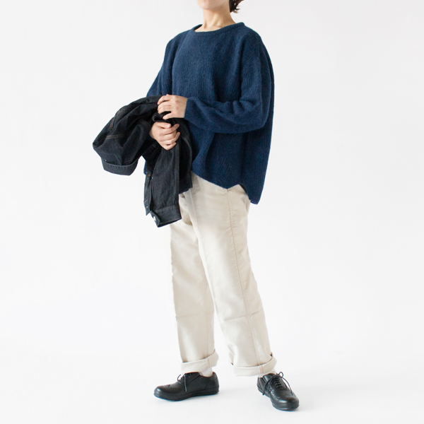 ふんわりと編まれていて軽いです(NAVY、身長162cm) ふんわりと編まれていて軽いです(NAVY、身長162cm)