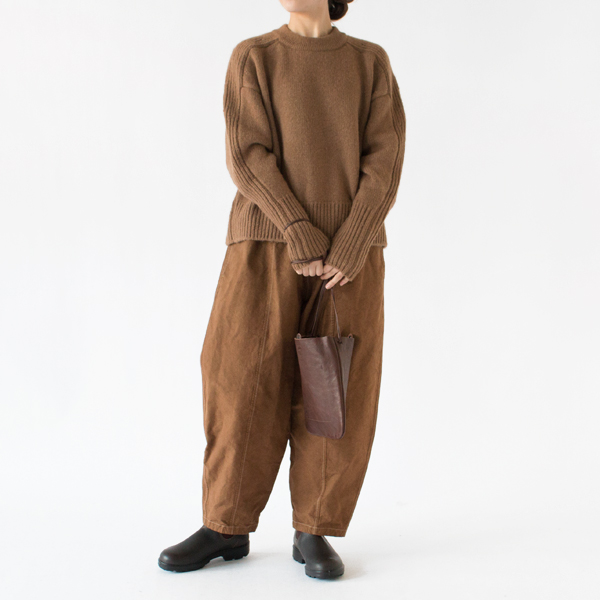 同色のコーデでまとめるのも◯(CAMEL、身長162cm)