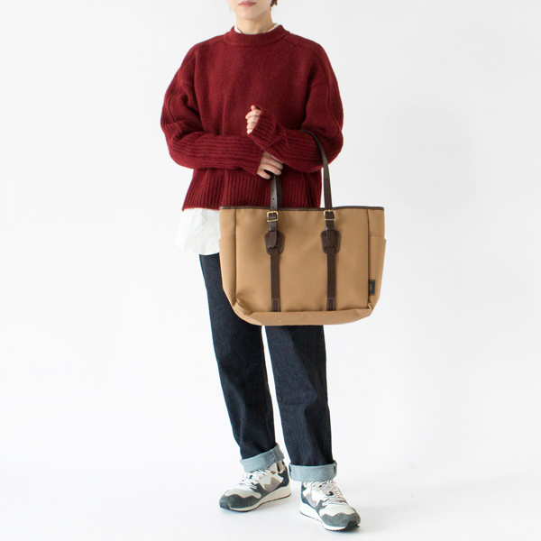 シャツとのレイヤード(RED、身長162cm)