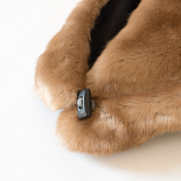 トグルボタンで留めます トグルボタンで留めます