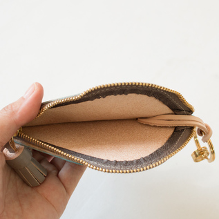 コインを収納することも可能です(MINT GREEN/TAUPE) コインを収納することも可能です(MINT GREEN/TAUPE)