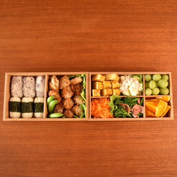 横並びにした様子。どこに座っても料理が取りやすいです
